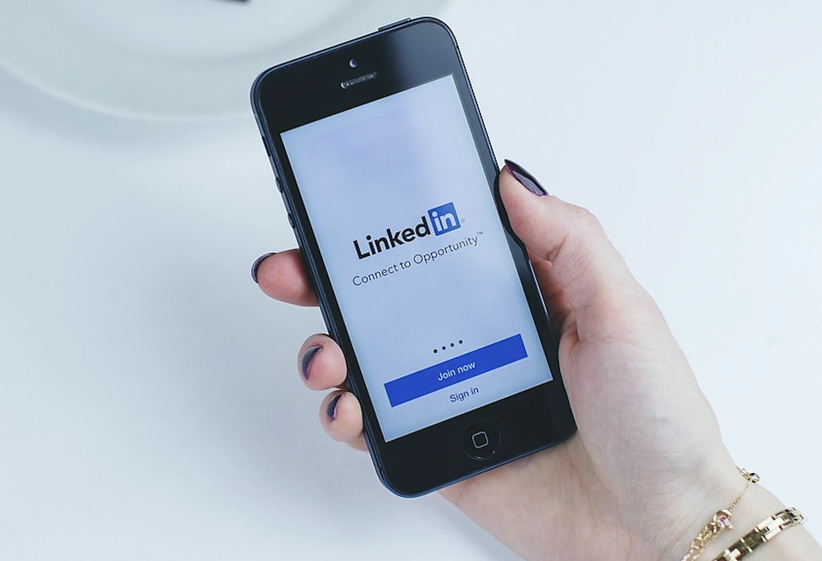 LinkedIn čelí žalobě za údajné sdílení uživatelských zpráv pro výcvik AI modelů