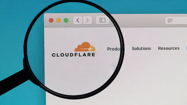 AI Labyrint: Cloudflareův nov&yacute; n&aacute;stroj klame AI vyhled&aacute;vače fale&scaron;n&yacute;mi webov&yacute;mi str&aacute;nkami