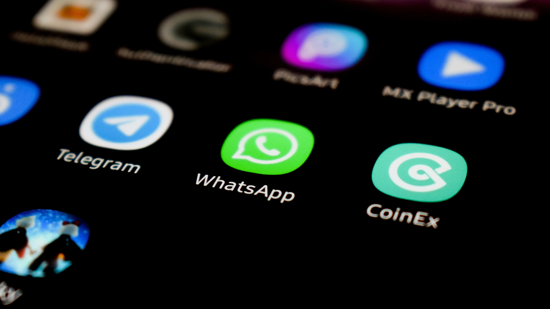 WhatsApp spouští reklamy ve stavu, přidává placené funkce kanálů