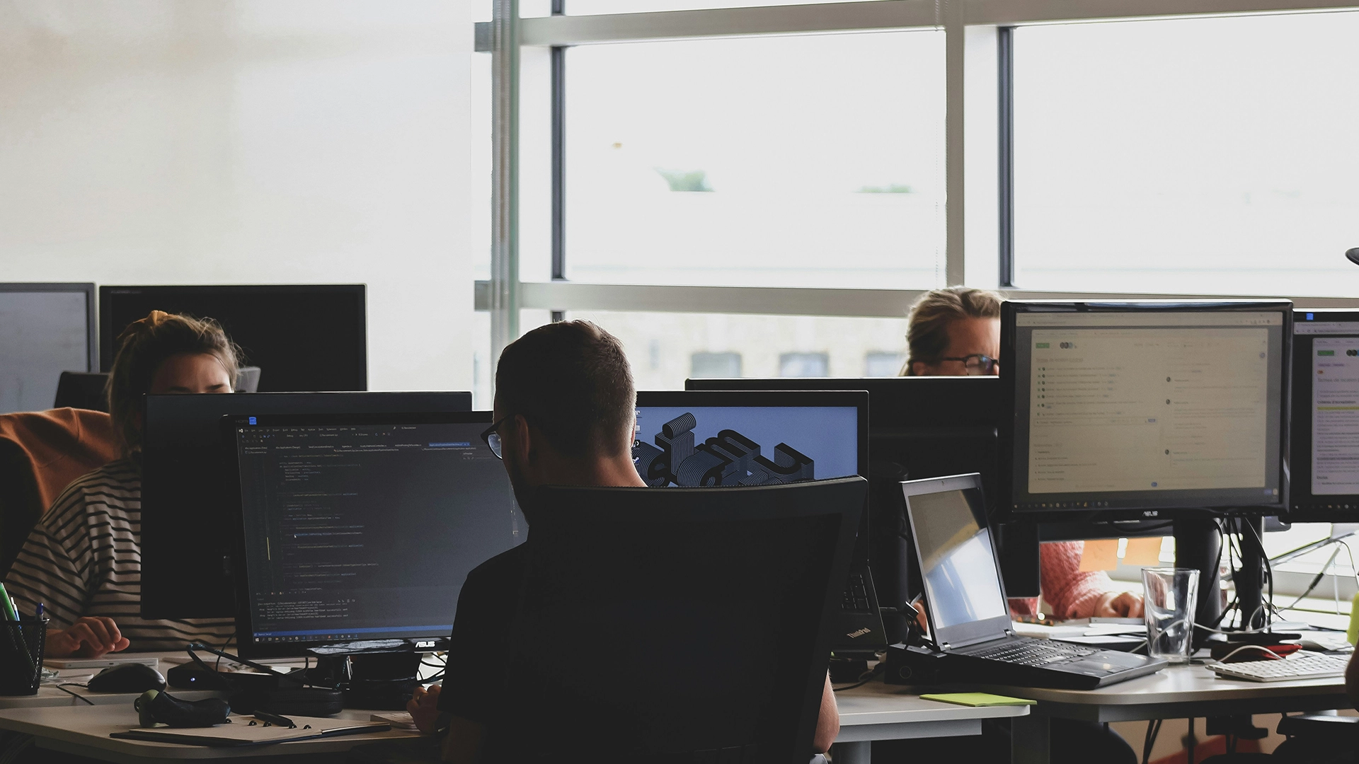 DOJ odhaluje severokorejský podvod s technologickými pracovními místy pomocí ukradených amerických identit.
