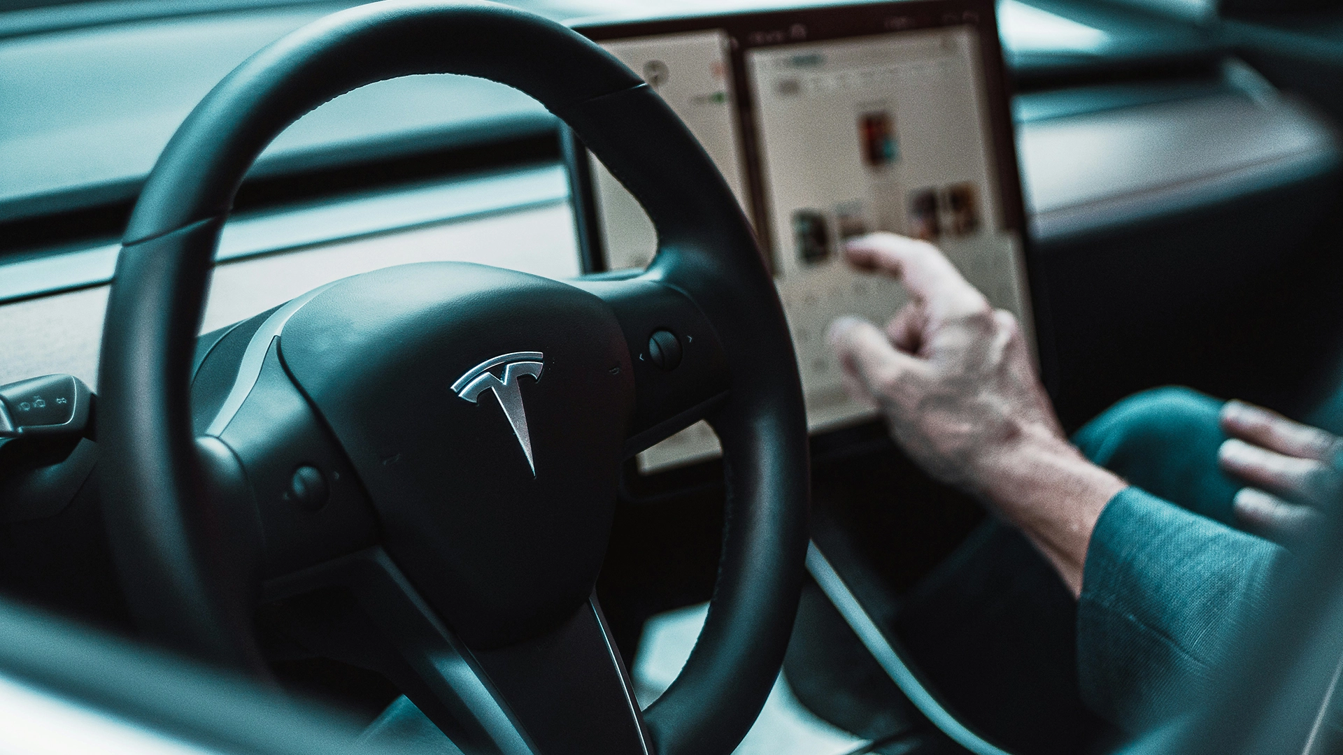 Tesla dostala pokutu 243 milionů dolarů poté, co hacker obnovil data z nehody